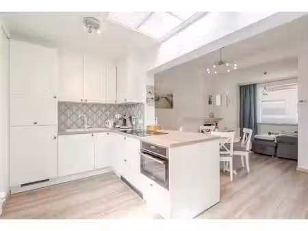 gerenoveerde woning met twee slaapkamers en stadsterras.