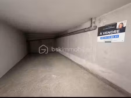 parking de 22,81 m² à pau