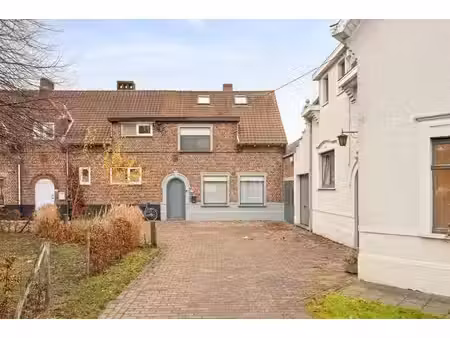 maison semi-ouverte prête à emménager avec 5 chambres, jard