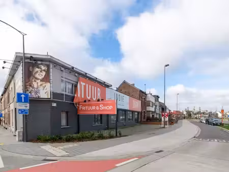 propriété commerciale avec grande visibilité et parking