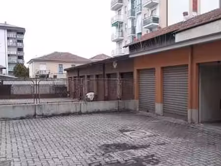 location garage box et parking à la roche-sur-yon (85000) : à louer / 13m² la roche-sur-yo