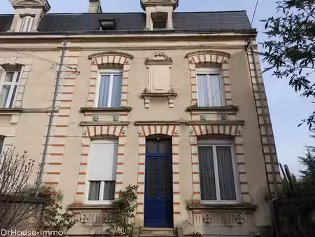 magnifique maison emblématique de poitiers de 174m2 habitables bâtie sur un écrin de verdu