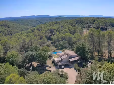 villa de caractère au cœur d’un écrin de verdure planté de 92 oliviers et piscine