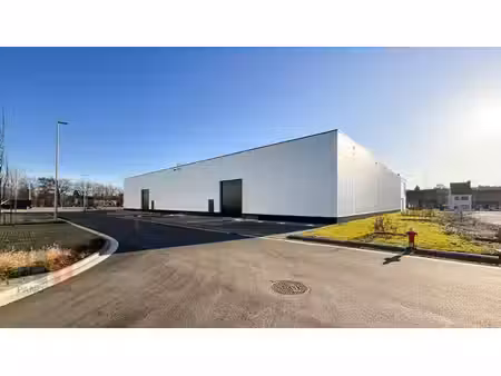 nouvel espace de stockage et de bureaux avec une excellen...