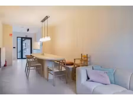 magnifique appartement renove avec 4 chambres à coucher a l
