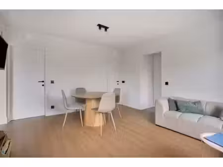 magnifique appartement totalement renove avec 2 chambres a