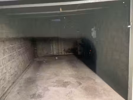 box garage fermé dans immeuble en vagues
