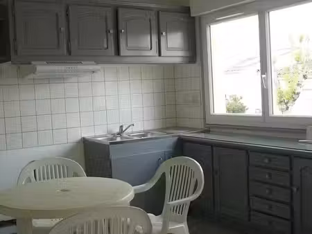 a louer grande maison 6 chambres + garage+ jardin clos
