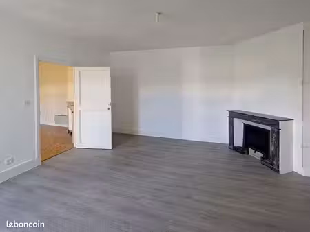 appartement lumineux avec balcon privatif à millau