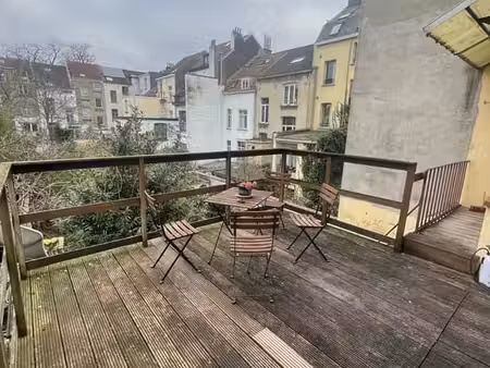 grand appartement renove meuble et equipe + terrasse !