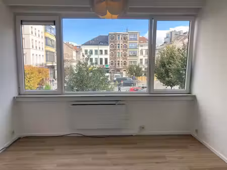 studio avec vue sur la place rouppe, centre de bruxelles