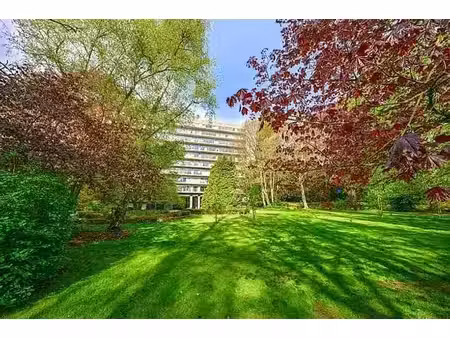 un magnifique appartement rénové et entouré de verdure