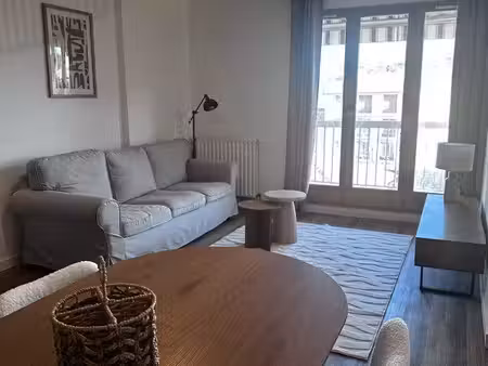t2 meublé – 46 m² – balcon – ascenseur – cave