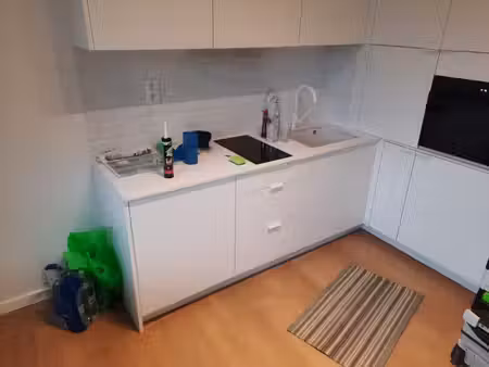 studio entièrement rénové à louer.