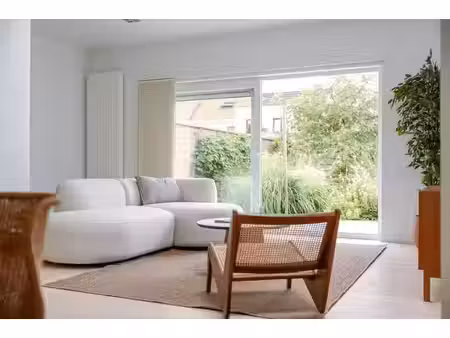 maison rénovée avec 2 chambres et grenier.