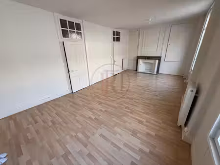 appartement t4 avec balcon de 125 m2 au centre ville de besa