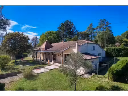 maison en pierre rénovée avec plus d'un hectare de terrain
