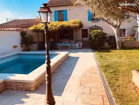 vente à terme : mas de ville avec studio, piscine et garage