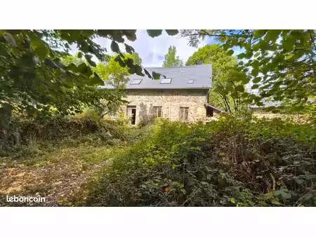 corps de ferme a renover sur 9000m²