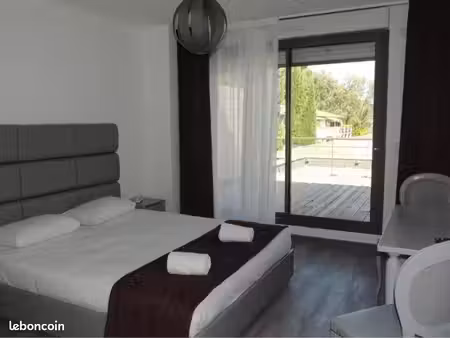 loue studio meublé et équipé avec terrasse