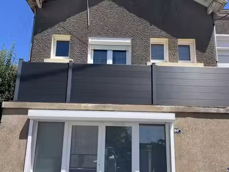 petite maison dans quartier tranquille