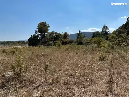 terrain 680 m² gonfaron