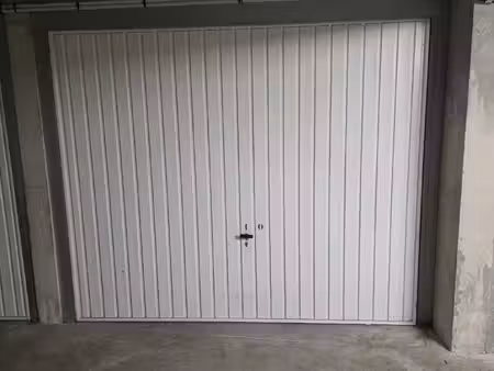 location garage fermé en sous-sol, le crès