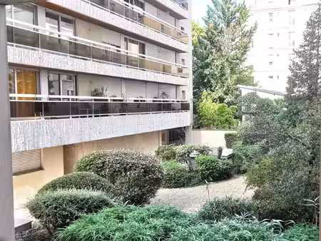 beau studio avec balcon dans résidence au calme