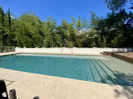 t2 avec terrasse et parking