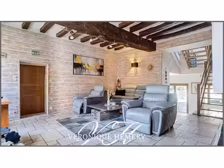 charmante maison de village de 180 m2 entièrement rénovée offre une belle prestation avec 