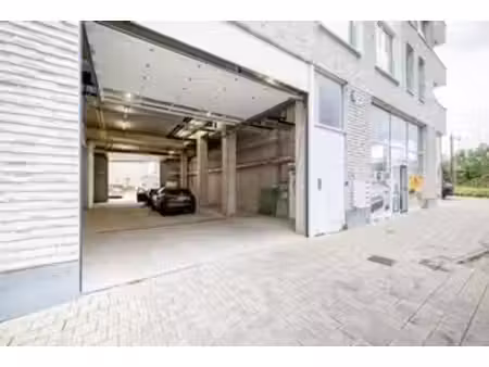 entrepôt de 1000m2 avec vitrine et3 portes sectionnelles