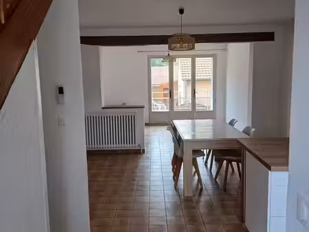 maison disponible meublée état neuf avec garage, cellier et sur sous-sol