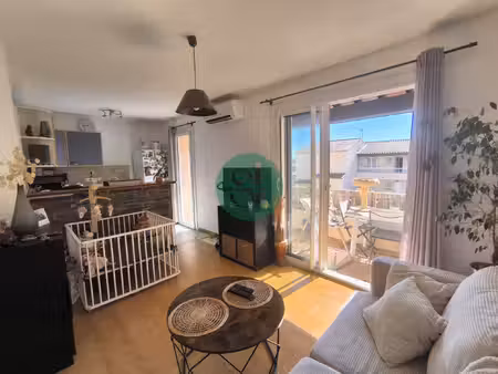 six fours - t2 traversant avec balcon