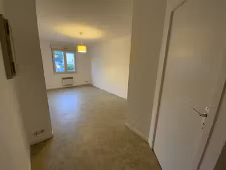 studio avec place de stationnement et eau inclus dans les ch