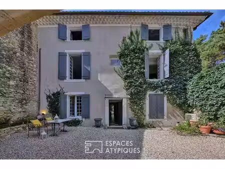 elégante propriété de village avec jardin et bassin, proche d'uzès