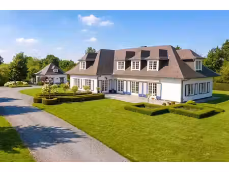 discrètement située, au calme , terrain jusqu'à 6,10 ha