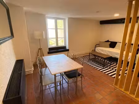 grand studio rénové 41 m² – dole centre historique – dpe c