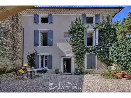 elégante propriété de village avec jardin et bassin, proche d'uzès