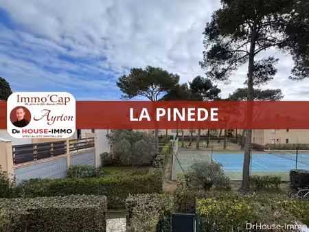 studio cabine et mezzanine avec place de parking à la pinede