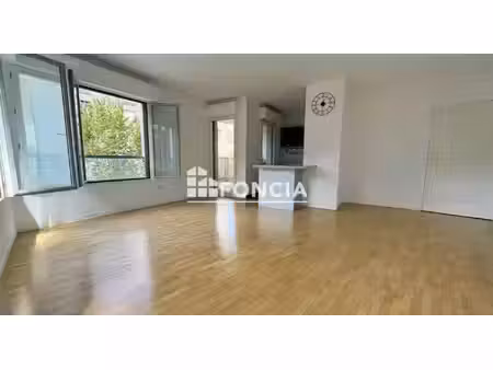 appartement 3 pièces lumineux avec balcon et parking