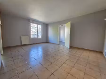 t2 récent avec garage place ronde