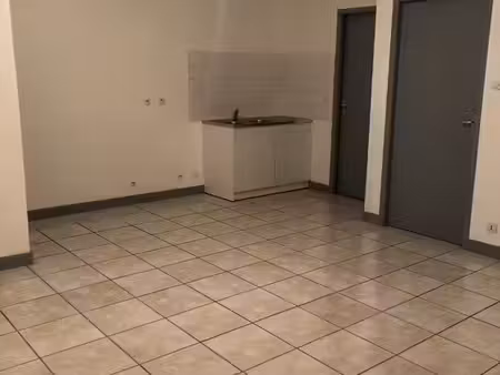 appartement t2 situe au 1er etage