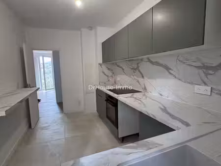 t4 entierement renove avec balcons, cave et parking