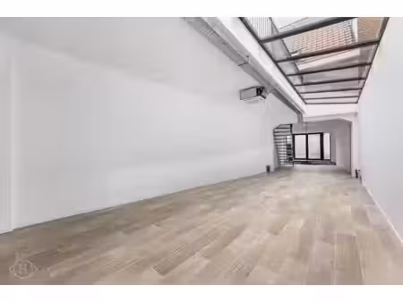 instapklare handelsruimte met veel lichtinval en stadstui...