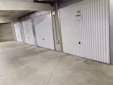 vannes centre loue garage fermé