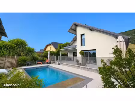 maison individuelle de 214 m2 avec piscine