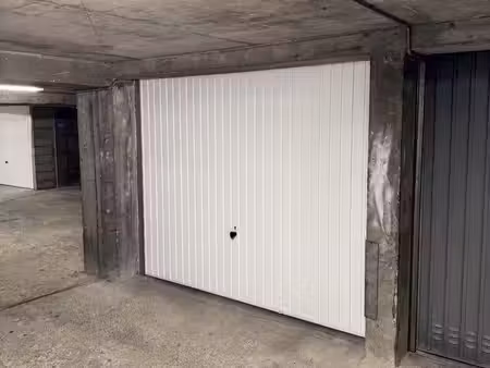 grand parking fermé de 16 m² – versailles boulevard du roi