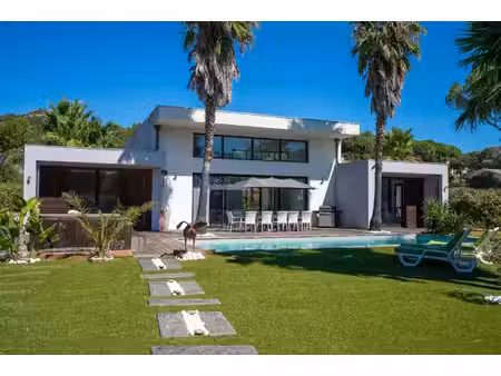 proche sainte maxime - spacieuse villa contemporaine de 4 chambres