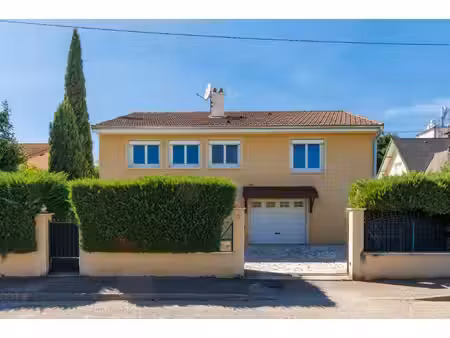 maison de 152 m2 - sur terrain de 818 m2