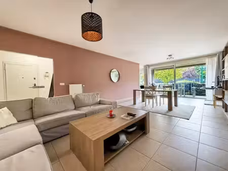 spacieux appartement 2 chambres avec terrasse + parking!